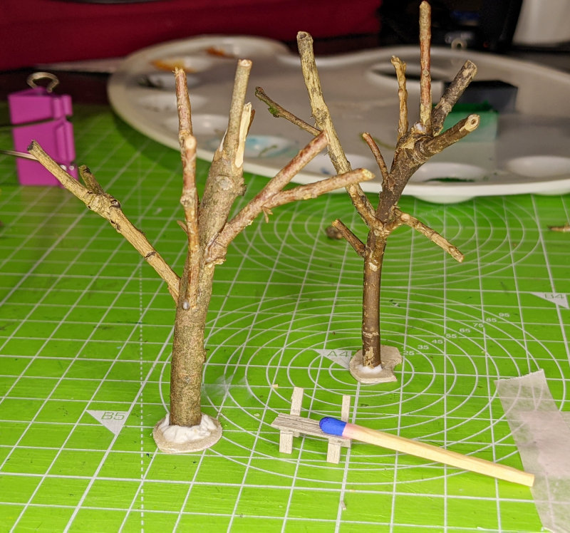 Annamoon77's tweet photo. 2 Baumgerüste gebastelt und eine Parkbank angefangen. 

#Diorama #tabletop #tabletopgaming #modellbau #H0 https://t.co/1HOUVe4ZbR