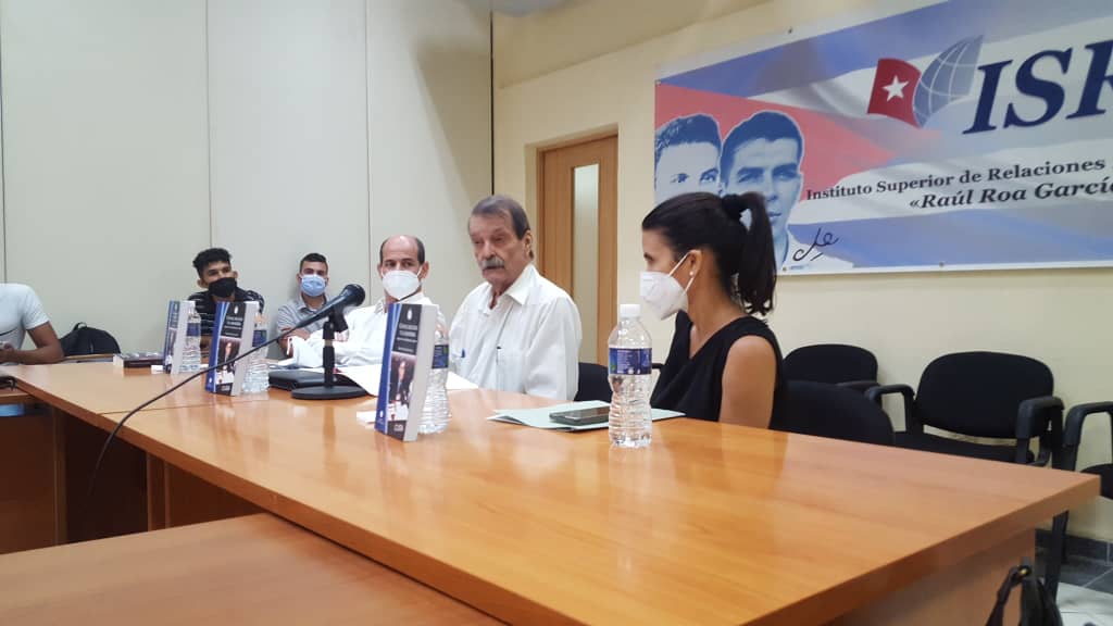 IsriMillenials's tweet photo. Sigue la Feria Internacional del Libro en el @ISRICuba. En este momento se presenta el libro "Con el escudo y la bandera" de Rolando Pérez del Amo. Hace la presentación el embajador Abelardo Moreno
#OrgulloISRI https://t.co/xL3vrl09Dt