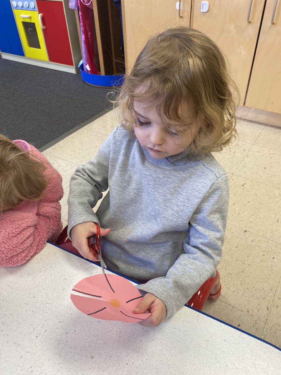CCLSvalencia's tweet photo. Learning all about Spring in our 2’s class! @CCLSChargers https://t.co/cymuTadv4a