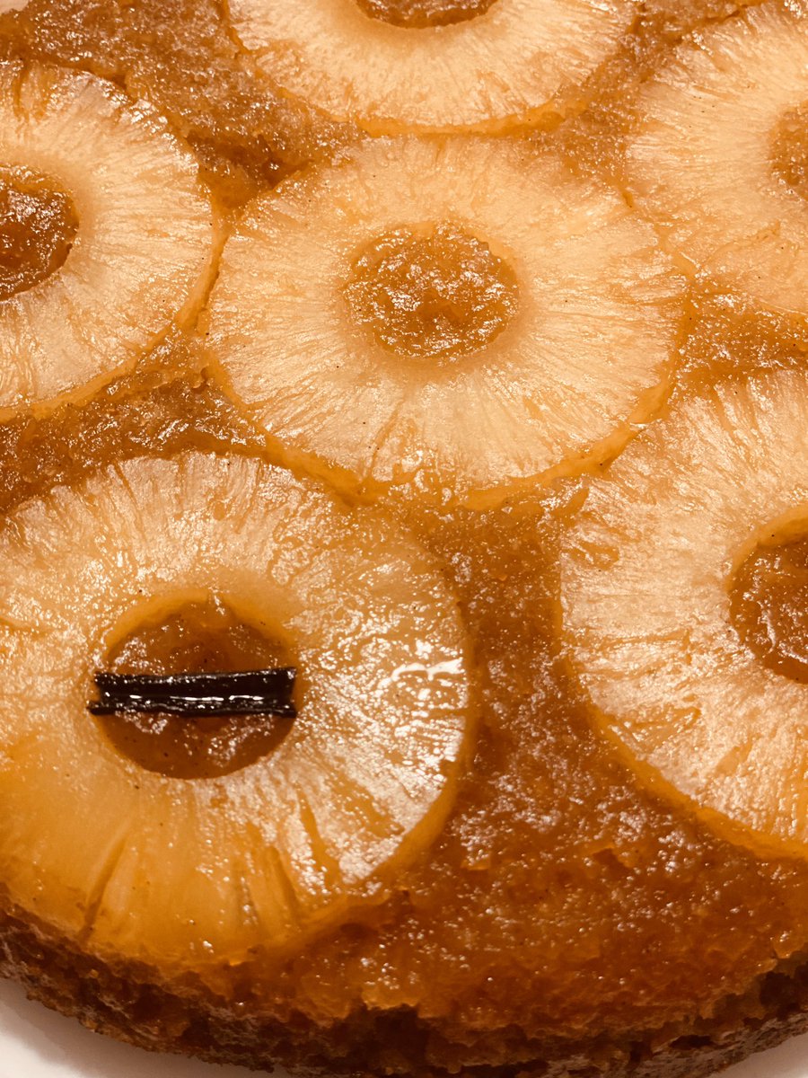 natlouiscom's tweet photo. El classico « #gateau à l’ananas » façon #Guadeloupe 😘🤗👩🏼🍳 Il sort du four, j’aime bien le #deguster tiède 😍 https://t.co/Sb7kdR5nVW