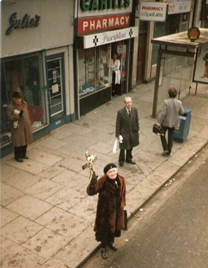 Who remembers this oul wan? #dublincharacters #dublin