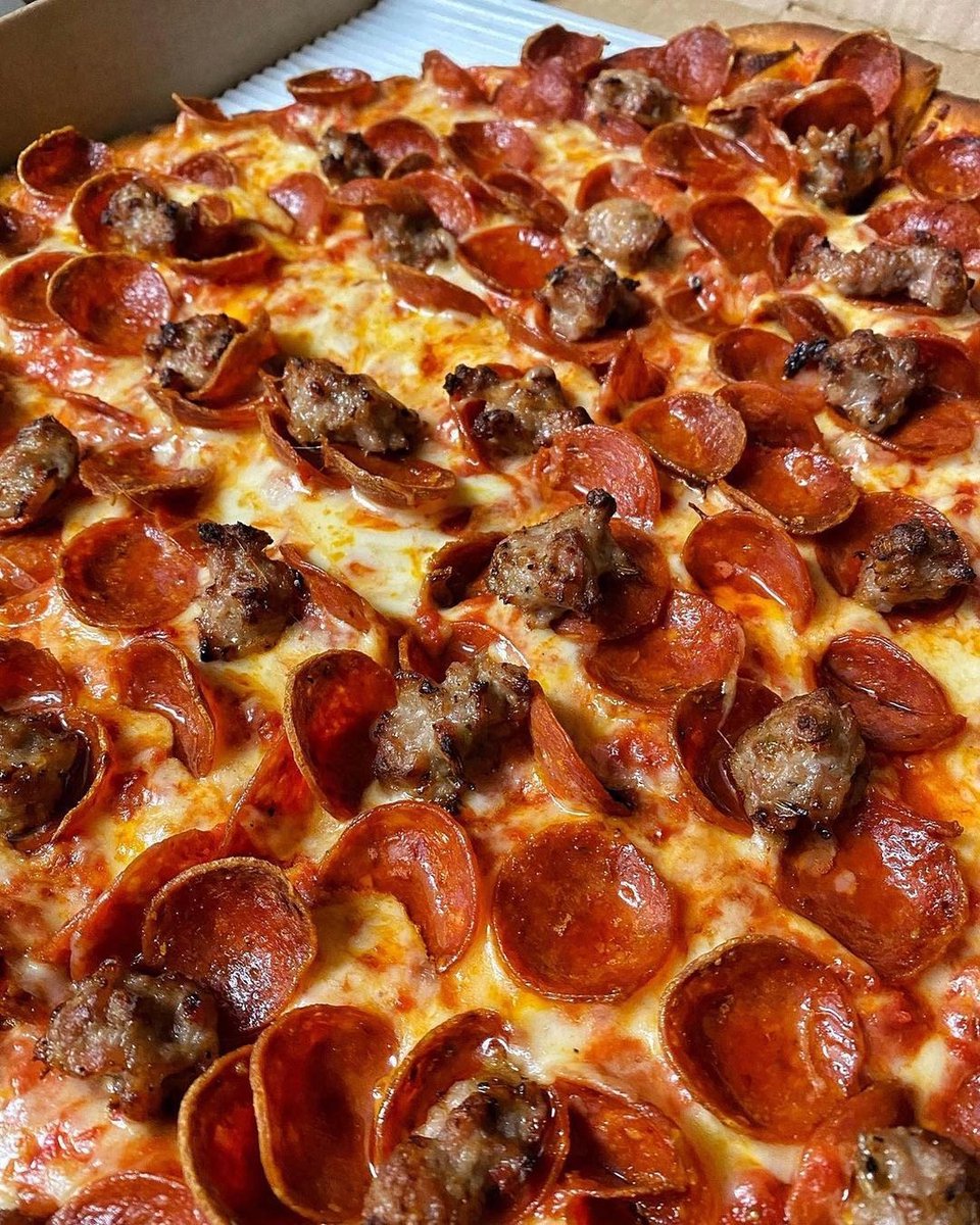 MashedHQ's tweet photo. Sausage and pepp!

(📷: upperfeast on IG)

#pizza #sausage #tasty https://t.co/XehOvDgg5D