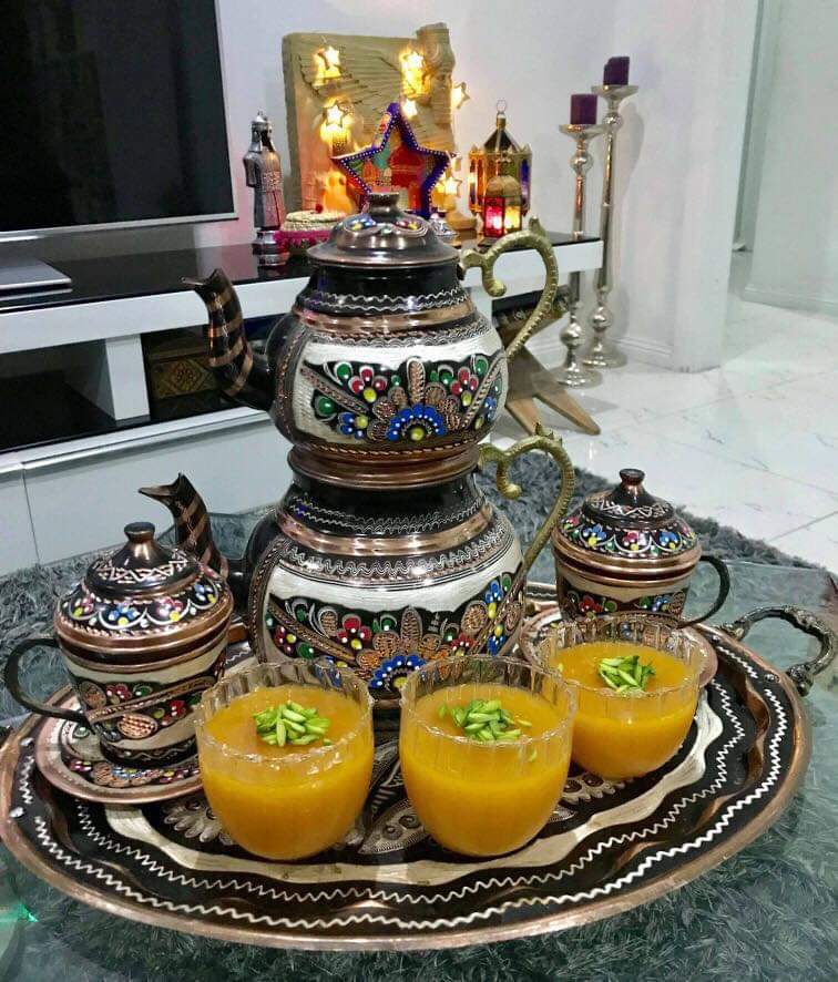 صاحب المبدأ لا يشترى ولا يباع 
 لا تؤثر فيه سبائك الذهب اللامعة
 ولا سياط الجلادين اللاذعة
والقلوب معدنها لحم دون عظم وليست بمطاط
ومشاعرها  حرة في مسكنها وليست عصافير للاصطياد