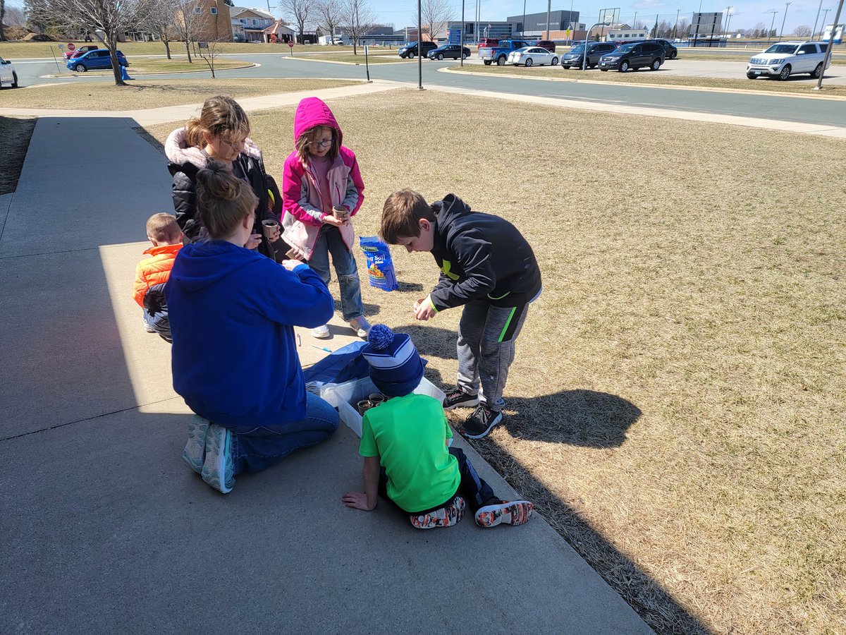 DegroodMegan's tweet photo. We had a preview to our next week's text set: Understanding the Natural World with Planting and Growing. A special thank you to our parent volunteer!
#textconnections #plantingfun #learningfromdoing #MarvelousMelhouseMindMoovers https://t.co/M5lTCDfL2E