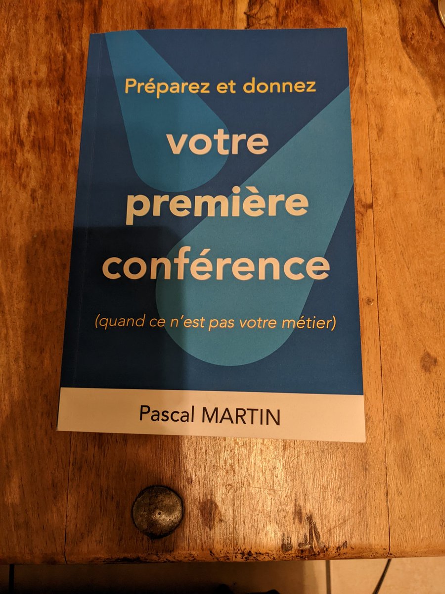 📚 Trop contente de cet exemplaire de "votre 1ere conférence" de <a href="/pascal_martin/">Pascal MARTIN 😶‍🌫️</a> qui a été mon mentor. Je vous conseille vivement ce livre pour vous lancer ou relancer dans une conférence.
