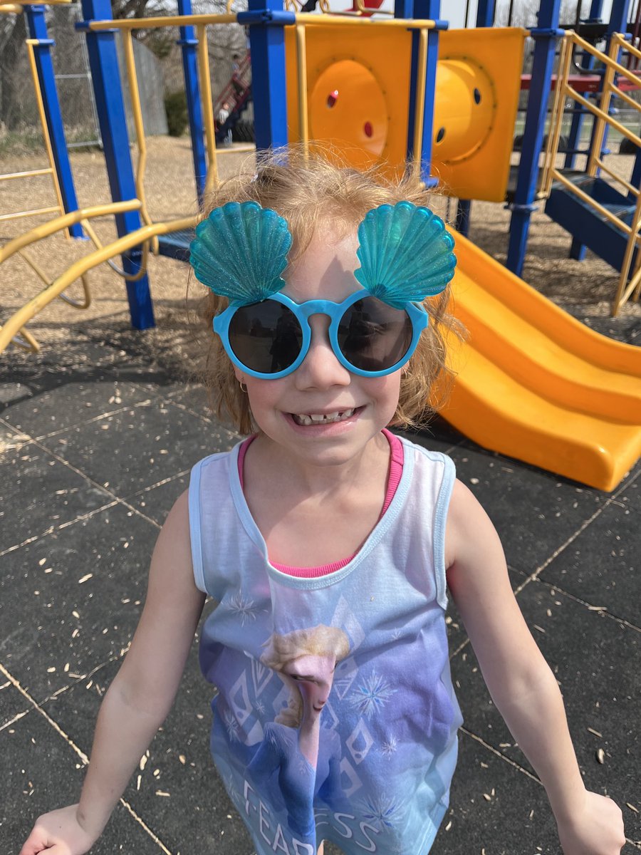 Fashion statement at recess! ⁦<a href="/MPS_Morton/">Morton Elementary</a>⁩ ⁦<a href="/MalonePrincipal/">Troy Malone</a>⁩