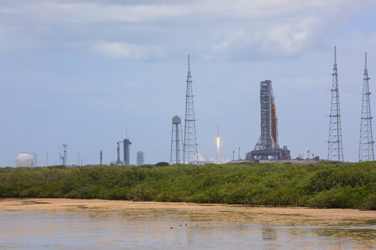 NASAKennedy's tweet photo. Just another day at America’s multi-user spaceport 🚀🇺🇸

Photo credit: NASA/Kim Shiflett https://t.co/LYMFaBYYu6