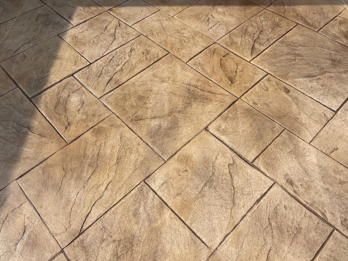 CodsallDrivewa1's tweet photo. Nothing fancy. Just pattern imprinted concrete done the right way. Beautiful job on the 45 degree π€© #patternimprintedconcrete https://t.co/nP7PV1O5ci