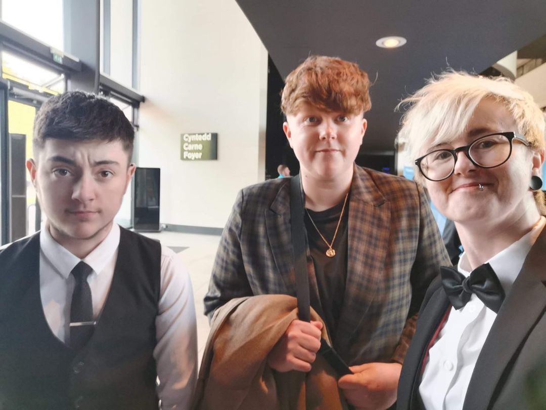 Gisdacyf's tweet photo. Rydym yn hynod falch o dderbyn tystysgrif yn nodi cydnabyddiaeth uchel am ein gwaith gyda phobl ifanc LHDTQ+ yng ngwobrau @SocialCareWales heddiw. Diolch a llongyfarchiadau mawr i bawb arall 🏳️‍🌈👏 https://t.co/lBffkJx3Xa