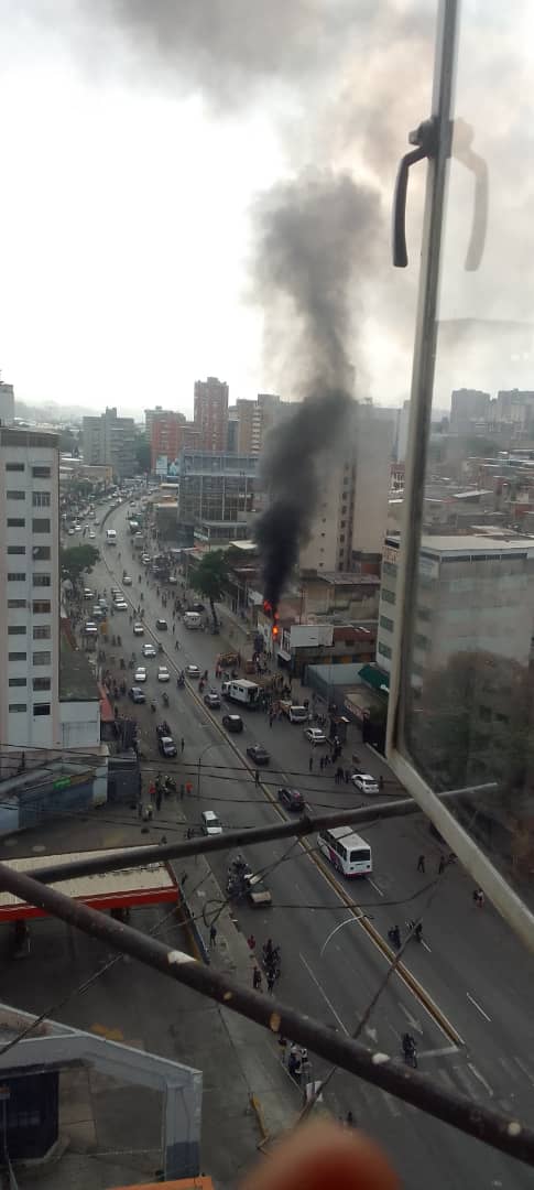 scgarciaa's tweet photo. #petare #21Abril transformadores de Luz en buena vista, explotó! @MirandaGob @BomberosMiranda toda la zona sin #luz https://t.co/hPiOQRjuaX