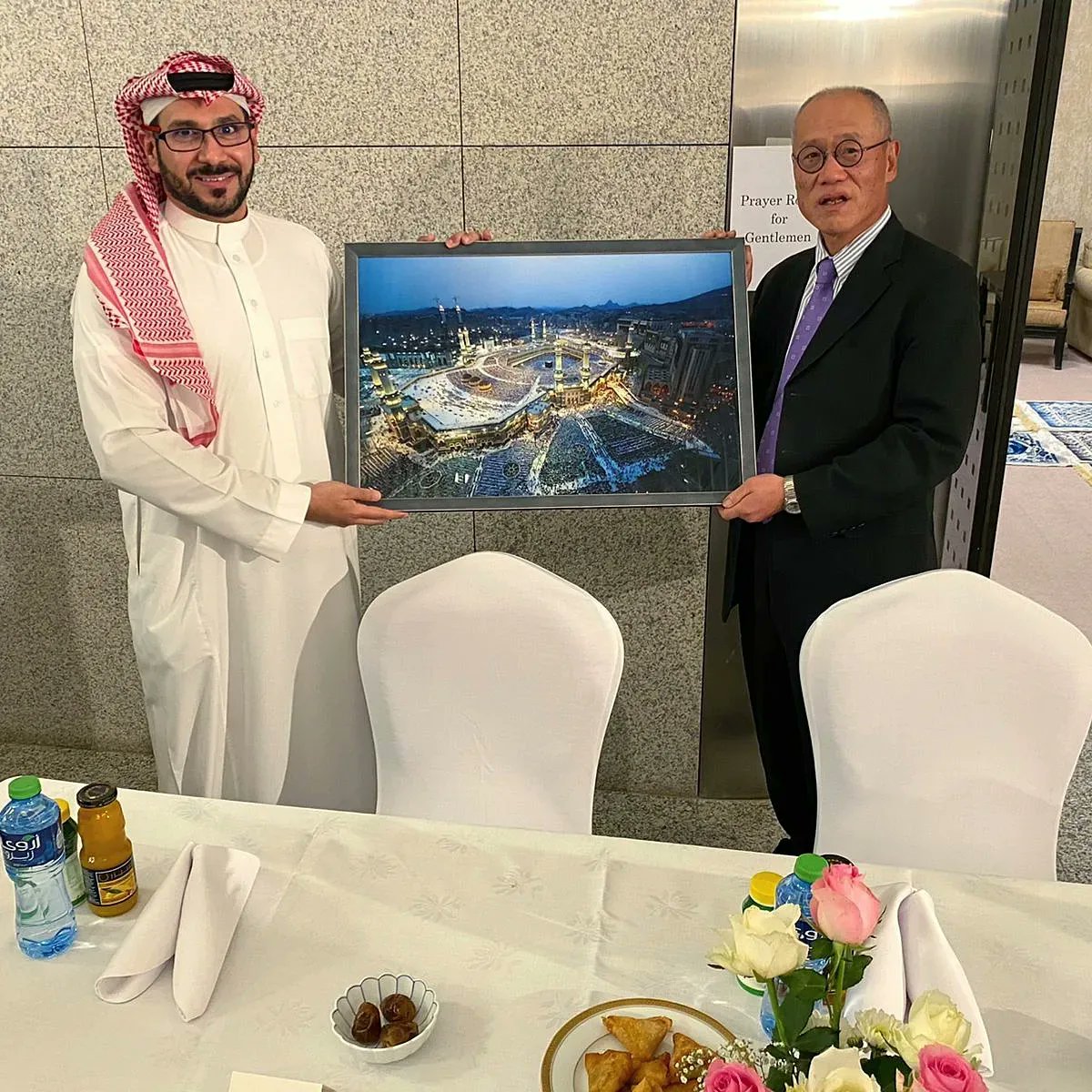 SaudiJapanClub's tweet photo. تم حضورنا لفعالية الافطار بالسفارة اليابانية و تشرفنا بتقديم هدية من تصويرنا للحرم المكي الشريف لسعادة السفير ايواي فوميو. 
#اليابان #مكة #رمضان https://t.co/xNi09BlmDW
