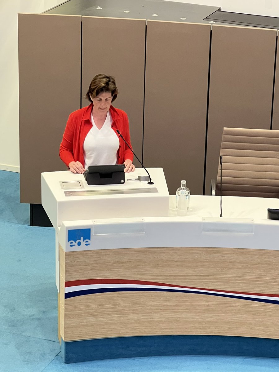 Van harte gefeliciteerd met je maidenspeech <a href="/de_hoekman/">Hermien Hoekman</a>! #EdeZetDeKnopOm