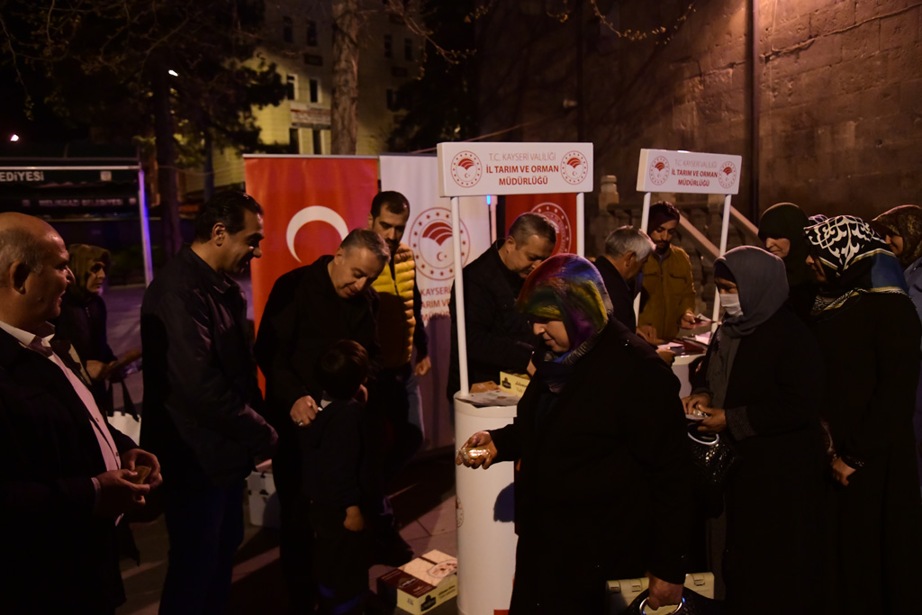 kayseritarimorm's tweet photo. Hedef Gıdanın İsrafını Önlemek!!!
#GıdanıKoru #SofranaSahipÇık kampanyasında farkındalık oluşturmak içinbu gün teravih namazında #Hunat #Hatun camiindeyiz.
#üretenKayseri #gelişenTÜRKİYE
@VahitKirisci @SehmusGunaydin @drnihatpakdil @DrVeyselTiryaki @bekirgizligider
@MstafaSahin44 https://t.co/8IFSL5e3nO