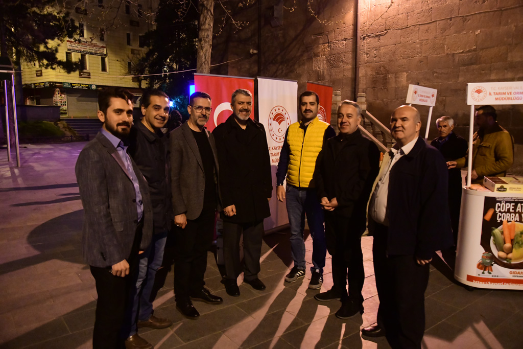 kayseritarimorm's tweet photo. Hedef Gıdanın İsrafını Önlemek!!!
#GıdanıKoru #SofranaSahipÇık kampanyasında farkındalık oluşturmak içinbu gün teravih namazında #Hunat #Hatun camiindeyiz.
#üretenKayseri #gelişenTÜRKİYE
@VahitKirisci @SehmusGunaydin @drnihatpakdil @DrVeyselTiryaki @bekirgizligider
@MstafaSahin44 https://t.co/8IFSL5e3nO
