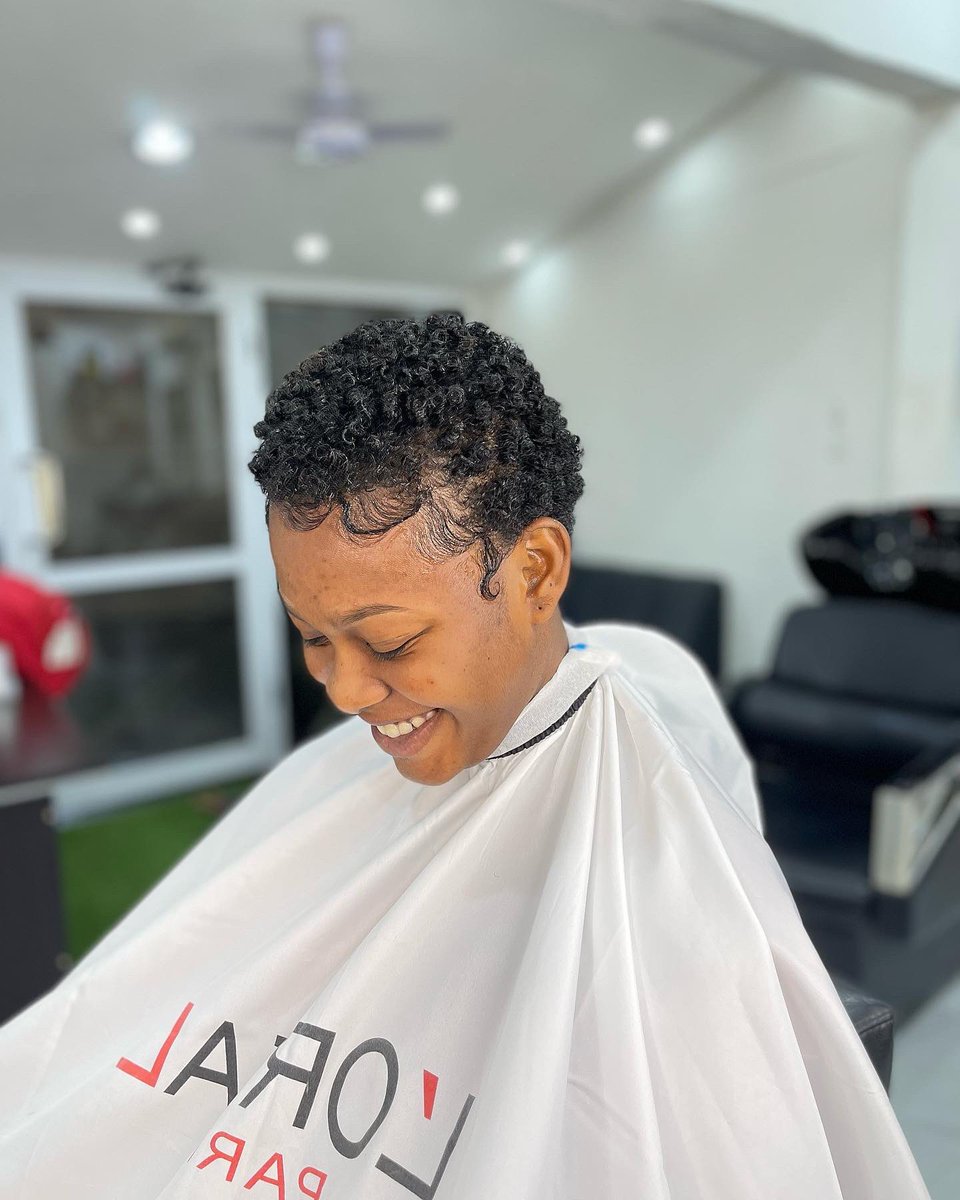 Amanfour_Barber's tweet photo. Beauty begins the moment u decide to be yourself 🤗🇬🇭🇱🇷 @amanfour_barbers_palace @reflect.ghana @iam_celebrity_barber @kennybarbeiro @iam_stylish_barber @the_barbersshop @kobby_sperkss @joey.thebarber @thecutapp @womenhaircuts #womehaircut #stayfresh #beauty #beautifulpeople https://t.co/cCZOK1zYLj