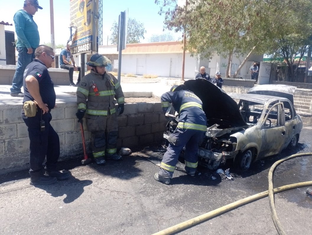 Una posible fuga de gasolina, provoca que un vehículo sedan termine solo en las laminas, el conductor sale ileso aforunadamente, <a href="/BomberosHermos1/">BomberosHermosillo</a> acude al llamado de auxilo, <a href="/Policia_HMO/">Policía Municipal de Hermosillo</a> <a href="/911Sonora/">911 Sonora</a> <a href="/HermosilloGob/">Gobierno de Hermosillo</a> .