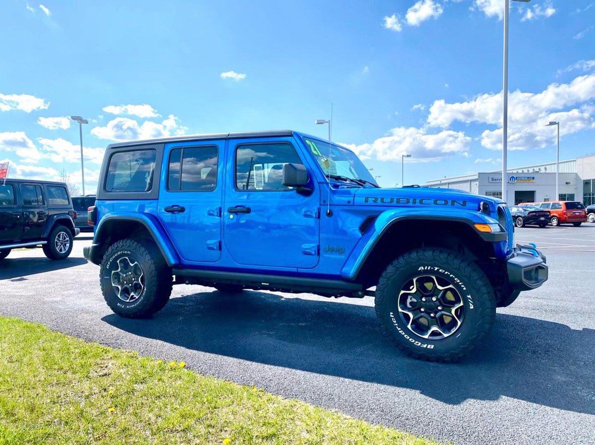 ThayerCDJR's tweet photo. *Intrusive thoughts about taking the top off for summer* 💭 Find your next Wrangler here at Thayer CDJR in Bowling Green! #ThinkThayer #JeepWrangler https://t.co/5n18WUoRr3