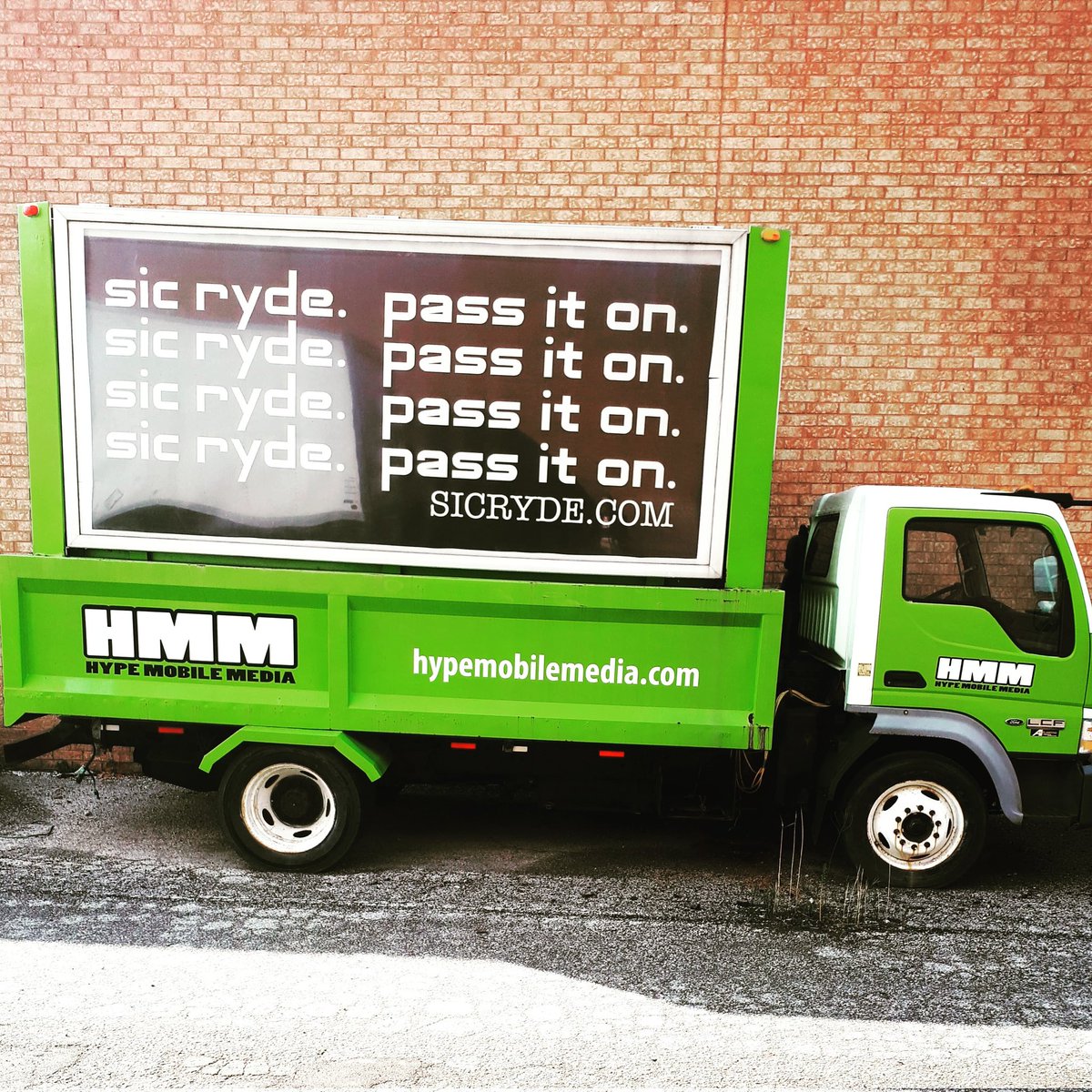 cmh_corp's tweet photo. NEW MOBILE BILLBOARD TRUCK 🚚  #advertising #ad #comersal #advertisement #toronto #promote #promotion #canada #gta #downtown #mobilebillbored https://t.co/SgLOpR1BOx
