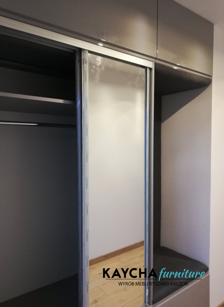 Szafa wnękowa z lustrem w wiatrołapie. Fronty z frezowanym uchwytem lakierowane na wysoki połysk.

Zapraszamy do odwiedzenia naszej strony internetowej kaczormeble.pl
#szafa #przesuwna #lustro #meble #wnęka #szafawnękowa #meblenawymiar #wiatrołap #ganek #mebleradom