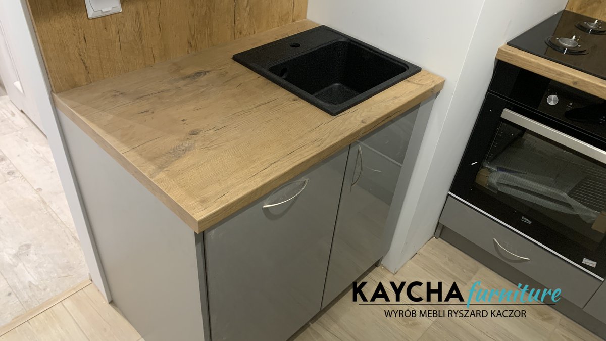 Meble kuchenne w bardzo małej kuchni wykonane z zastosowaniem frontów MDF lakierowanych oraz Blatu kuchennego z firmy @pfleiderer_polska.

Zapraszamy do odwiedzenia naszej strony internetowej kaczormeble.pl
#lakier
#meble #kuchnia #kuchnianawymiar #meblekuchenne #modern