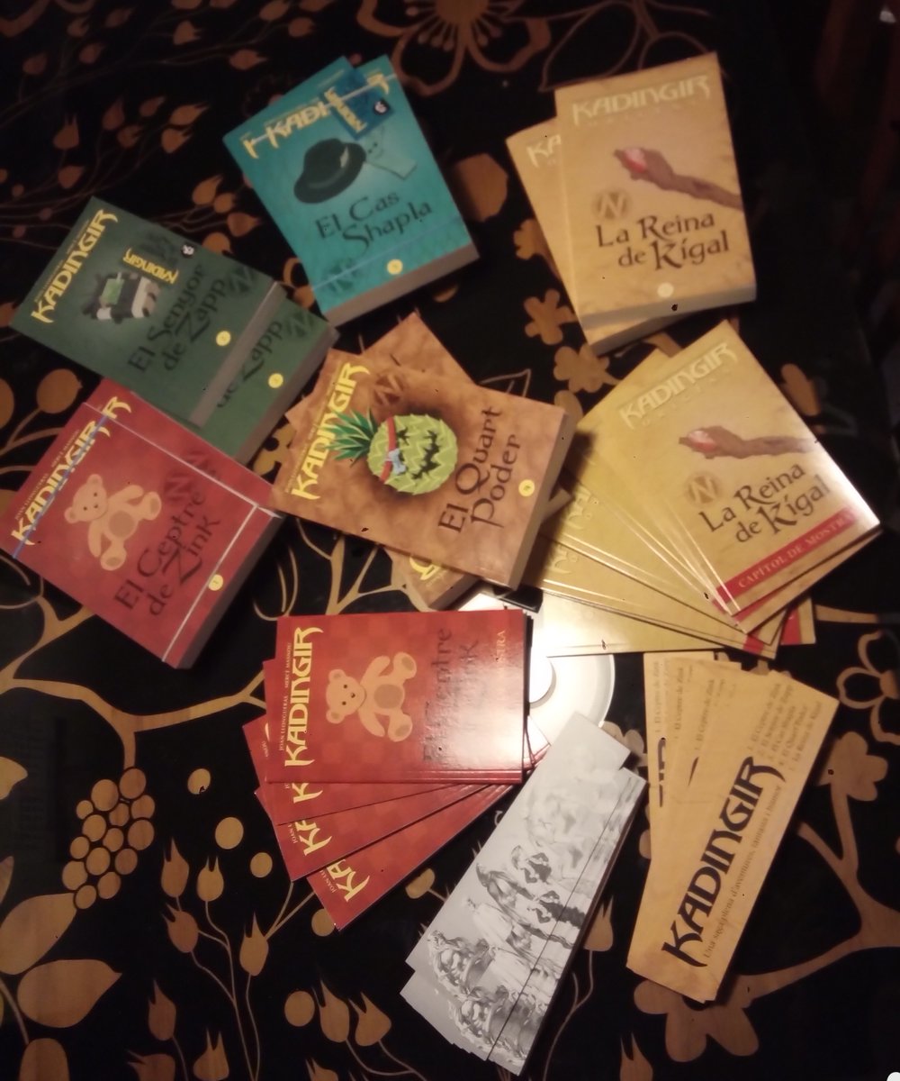 Te'n falta algun? Vols regalar-ne algun a algú molt especial? Vols venir a fer petar la xerrada? Sigui quina sigui la teva motivació, t'esperem dissabte, de sol a sol -encara que plogui- a la plaça dels Màrtirs de Vic. Més detalls a kadingir.com #Kadingir #SantJordi22