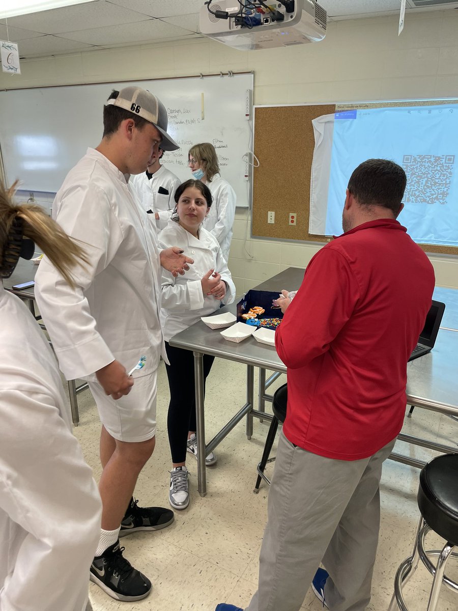 Sjohnston323's tweet photo. ProStart cupcake war competition! We appreciate everyone who came to judge our projects!  #BHSProStart #ProStart #GoLiberators https://t.co/Y5ZHKlMAhy
