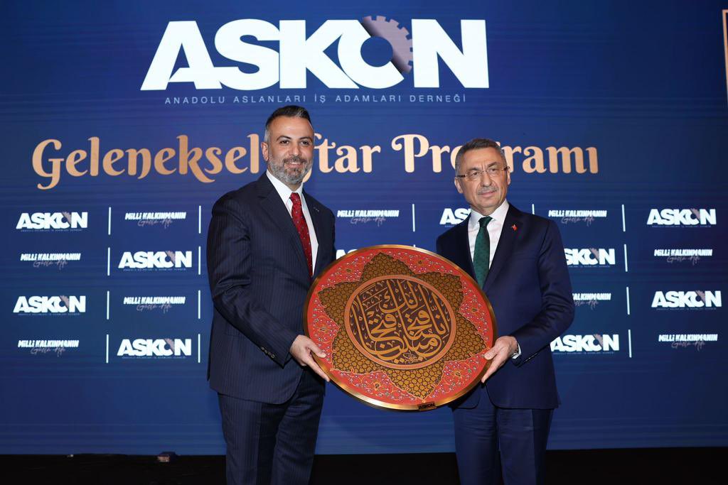 Bugün Anadolu Aslanları İş Adamları Derneği’nin organizasyonunda iftarımızı yaptık.

Üretimleriyle, ihracat ve yatırımlarıyla, yarattıkları istihdamla Türkiye’nin başarı hikâyesinde payı olan tüm ASKON üyelerine bu kardeşlik sofrasında bizleri buluşturduğu için teşekkür ediyorum.