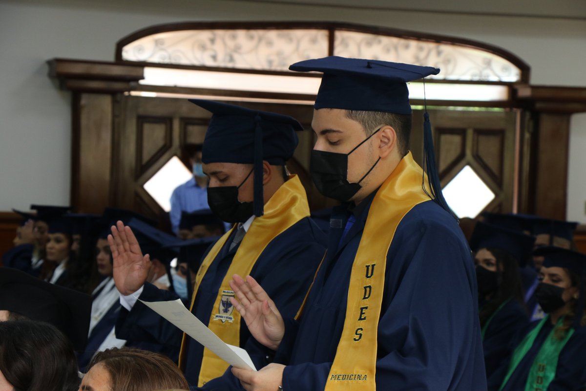 udes_oficial's tweet photo. #GradosUDES|👨‍🎓La segunda ceremonia de grados de este jueves en la @udes_oficial tuvo como participes estudiantes de la Facultad de Ciencias Médicas y de la Salud y la Facultad de Ciencias Exactas, Naturales y Agropecuarias quienes recibieron su título profesional ¡Felicidades!👏 https://t.co/BoQ1rJbQ9q