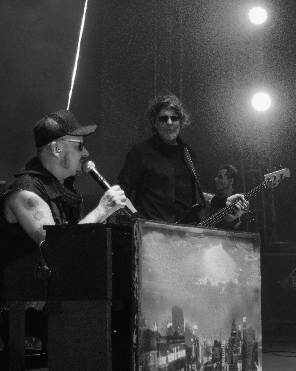 titasoficial's tweet photo. O #GoBack de hoje é para comemorar o Festival Rock Brasil 40 anos. Quem aqui suou, gritou e dançou com a gente?
Fotos: @rodrigopysi no show de São Paulo
#titãs #rockbrasil40anos #titãs40anos #rockshow #rocknacional #brazilianrock #rockclassico #punk80s https://t.co/UBgvZspuwC