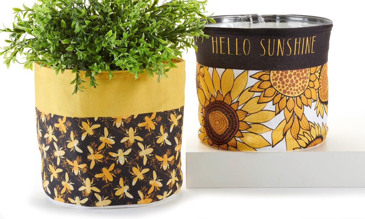 Impress_Gifts's tweet photo. Hello sunshine🌞🌻🐝Sort & store things in these #PlanterCover/baskets. Has a PVC liner to protect surfaces from water damage, 7"D x 7".
#HelloSunshine #sunflowers #bees #StoreIt #HomeDecor #MultiPurpose #PortCredit #Mississauga #ComeOnIn #AlwaysAffordable #ShopLocally #SmallBiz https://t.co/mX7RBi27hh