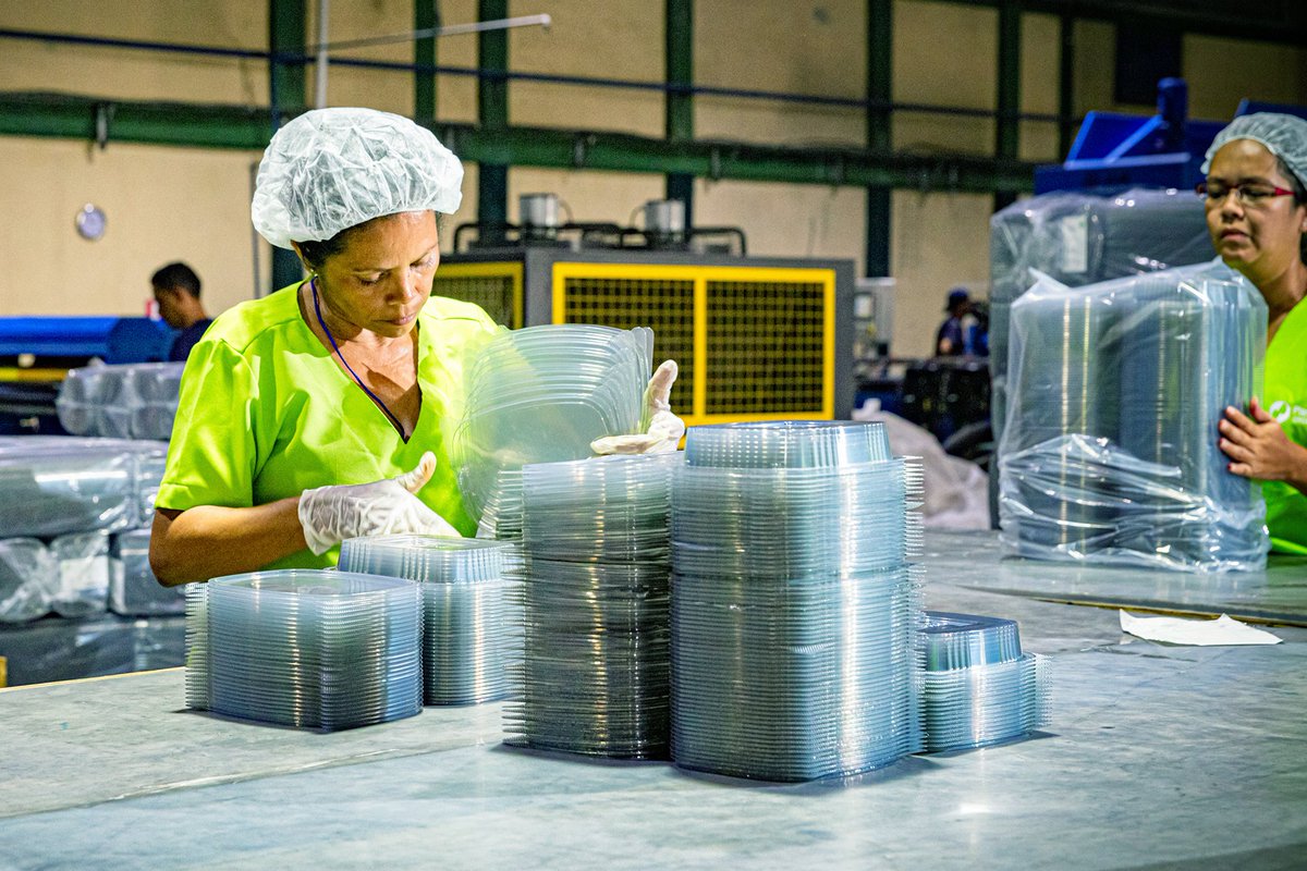 PLASTITECGROUP's tweet photo. ¡PRODUCTOS 100% RECICLADOS! ♻️

Dos de nuestros productos son: 

💧Agua Mineral Vista @aguavistamineral https://t.co/BiWGFtQHuz
✅Envases @Pet2GO_ve https://t.co/wdwkq9IEhS

¡Sonríe, hacemos menos plástico! 🌎 https://t.co/ITXHciI6Wn