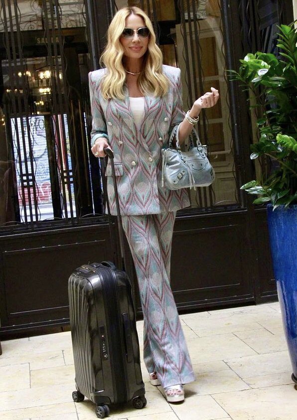 Un nuevo viaje. Una nueva ilusión… Un dueto único, con una persona muy especial, a la que admiro, respeto y quiero. 
Este sábado….. 
#sorpresa #viajes <a href="/mysamsonite/">Samsonite</a> <a href="/beniroom_/">Beni Room</a> @wonderandrew @micuir_ @valeriamazzaeyewear <a href="/unode50/">unode50</a> <a href="/joyeriasuarez/">Joyería Suarez</a>  <a href="/onlyyouhotels/">Only YOU Hotels</a> <a href="/maribelyebenes/">Maribel Yébenes</a>