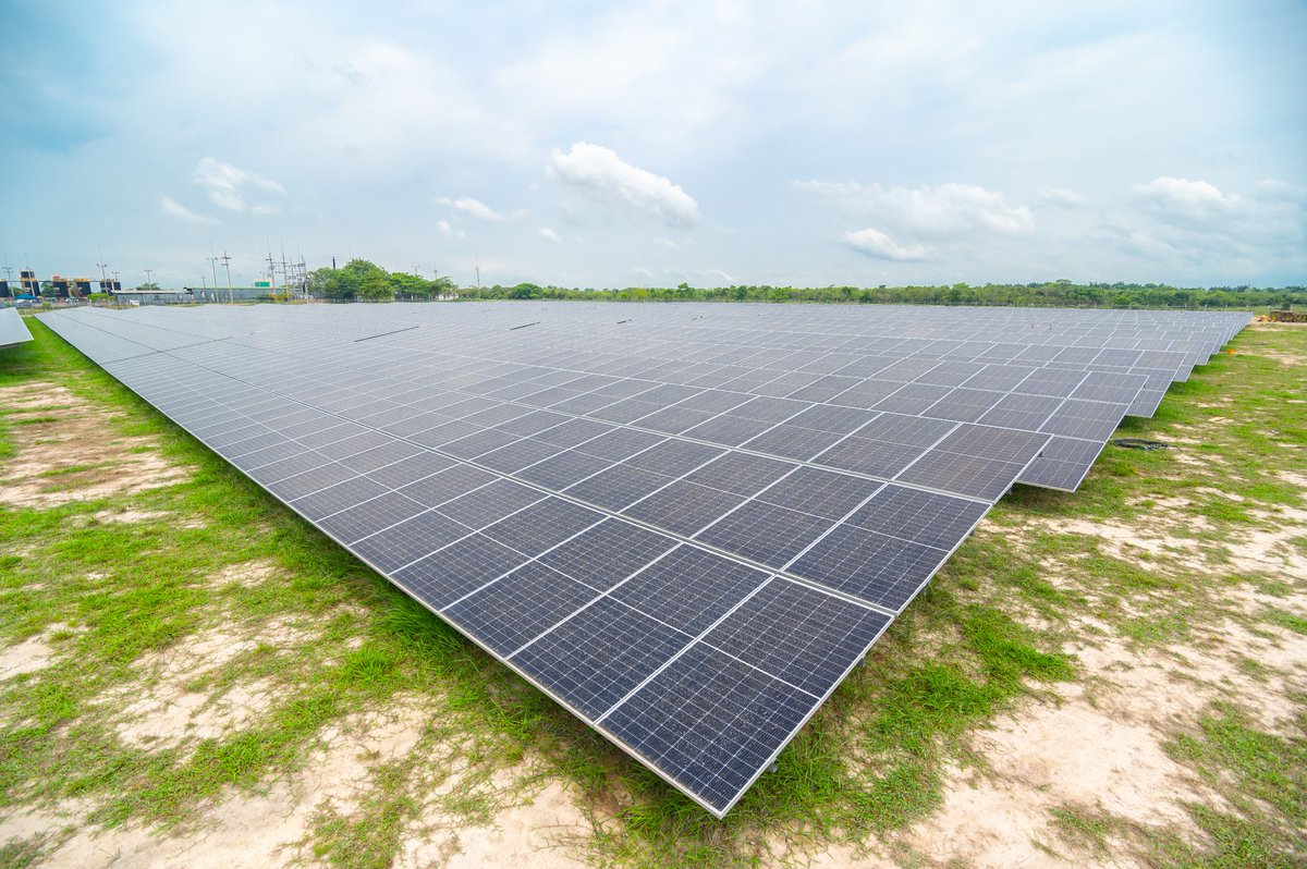 Celsia_Energia's tweet photo. ¡Noticias que iluminan el panorama del país! 🇨🇴
Junto con Parex, inauguramos la primera granja de #EnergíaSolar en Casanare, con un total de 7.200 paneles solares. 

¡La #BuenaEnergía sigue corriendo cada vez por más lugares de Colombia! https://t.co/WXQFFIBzA1