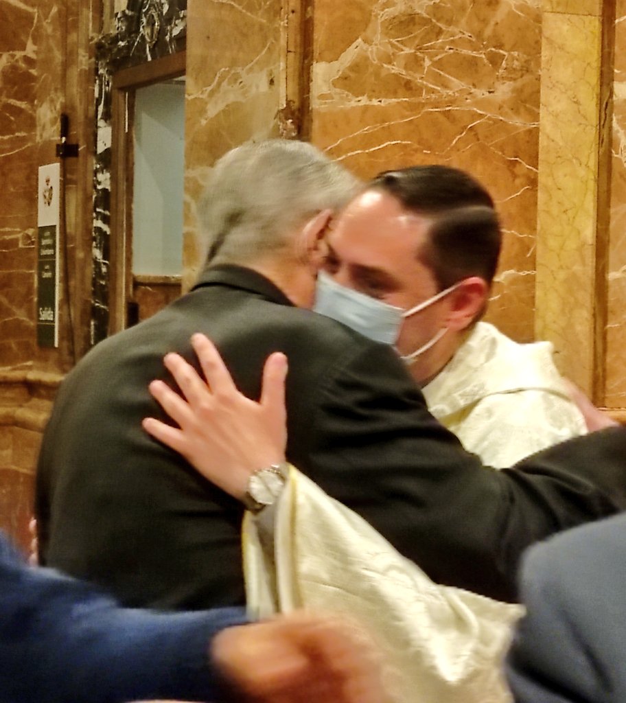 Hdad_Macarena's tweet photo. Hemos despedido a alguien más que al Rector de la Basílica y Director Espiritual, a nuestro querido hermano Antonio J. Mellet, sacerdote al servicio siempre de la Hermandad y sus hermanos. 

Le despedimos con el gozo de saber que el Señor le requiere para un nuevo ministerio. https://t.co/POdjJ3lWvp