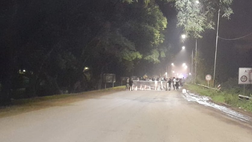 RedSegVial's tweet photo. Atención! #RN11
Corte total en el cruce con #RP91 acceso a Villa La Ribera por manifestación.
👇Se realizan desvíos
📍@AutopistaSFR altura #Maciel
📍RN 34 y RP 91 altura #Totoras.
▶️ Respetar las indicaciones. https://t.co/pNaAGPL3l6