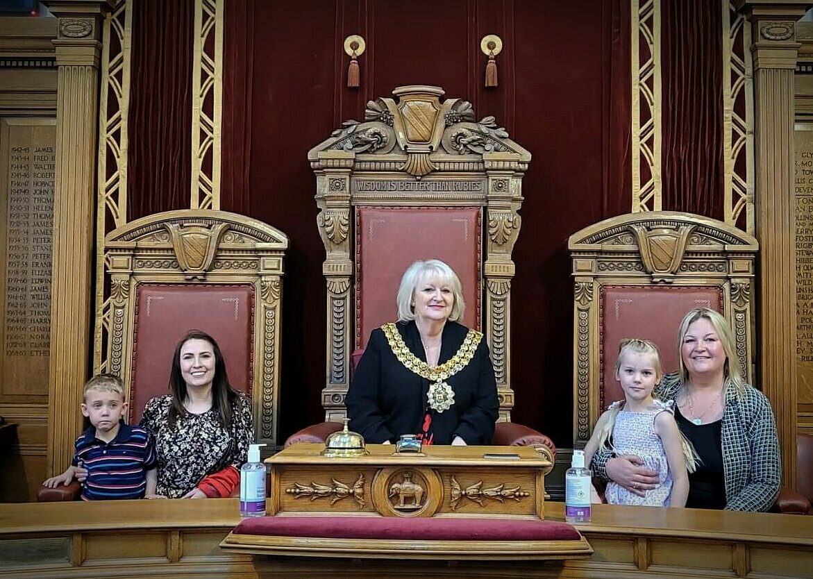 jojoloo's tweet photo. @MasefieldCP this evening Lucas and Rosie met Madam Mayor of Bolton at Bolton Town Hall as thanks for their hard work litter picking. How exciting! 💚 https://t.co/o6CX2EJyoy
