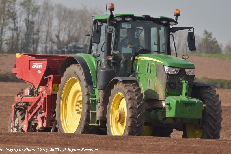 sgcaseyck25's tweet photo. #SpringTillage2022 I would think the final Potato Planting crew of the season in front of the lens this evening in #EastCork after work. Most crops are in locally. A word of thanks to the crew involved.
#ArableApril #IrishAgri #IrishFarming 
@GRIMMEGroup @JohnDeere https://t.co/Tlvrdph1dL