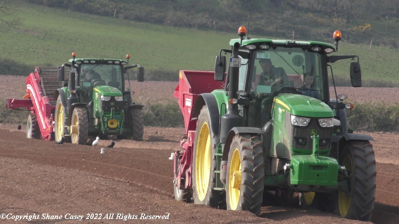 sgcaseyck25's tweet photo. #SpringTillage2022 I would think the final Potato Planting crew of the season in front of the lens this evening in #EastCork after work. Most crops are in locally. A word of thanks to the crew involved.
#ArableApril #IrishAgri #IrishFarming 
@GRIMMEGroup @JohnDeere https://t.co/Tlvrdph1dL