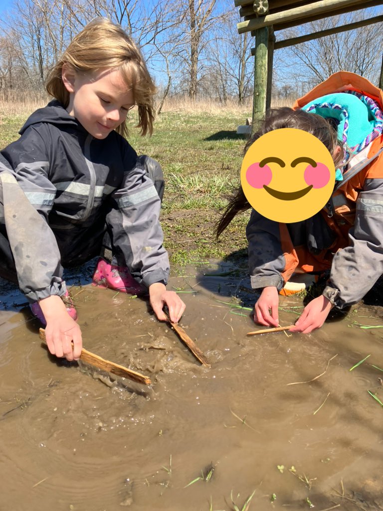 Imaginations at work 💭These two kindergartners were pretending they were taking care of sharks in a sanctuary 🦈