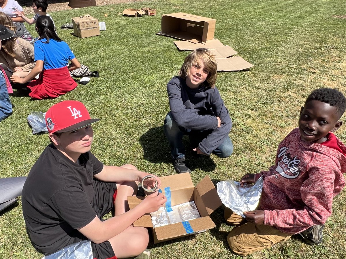 AcaciaCarrillo's tweet photo. Making solar ovens! 🌞 https://t.co/aebDoFBGqS
