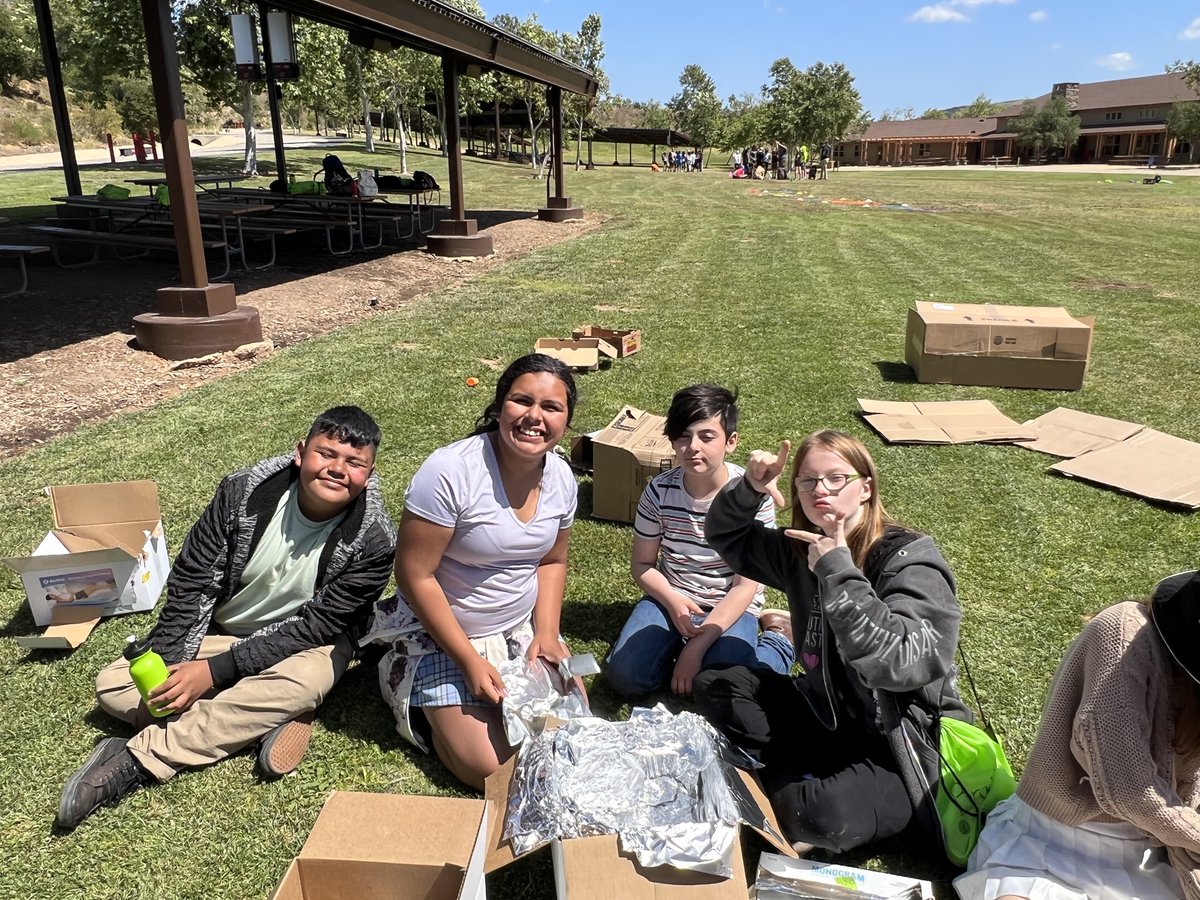 AcaciaCarrillo's tweet photo. Making solar ovens! 🌞 https://t.co/aebDoFBGqS