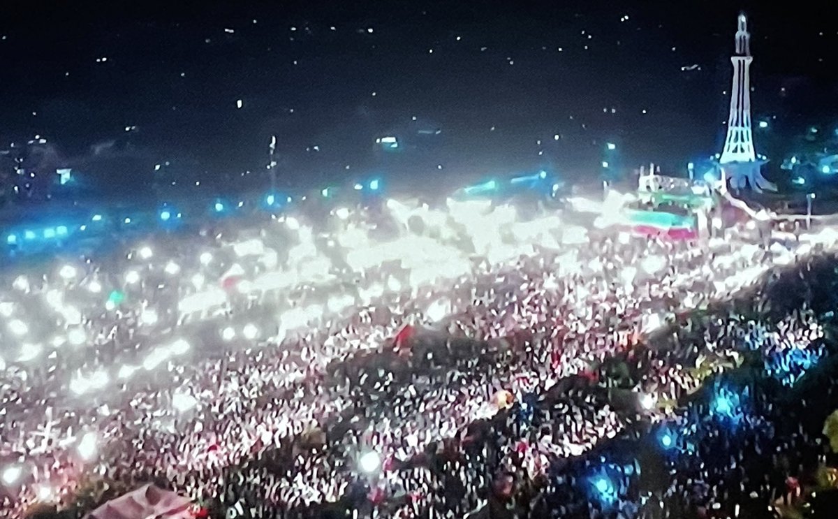 WasiKhan2p's tweet photo. There is something magical about #LahoreJalsa Venue. Crowd of lahore has won the hearts of Pakistanis across the globe. Despite of containers to block them, they showed up in a record numbers. Most walked multiple kilometers to get to Minar-e-Pakistan to chant. https://t.co/uYHW3cKU0A