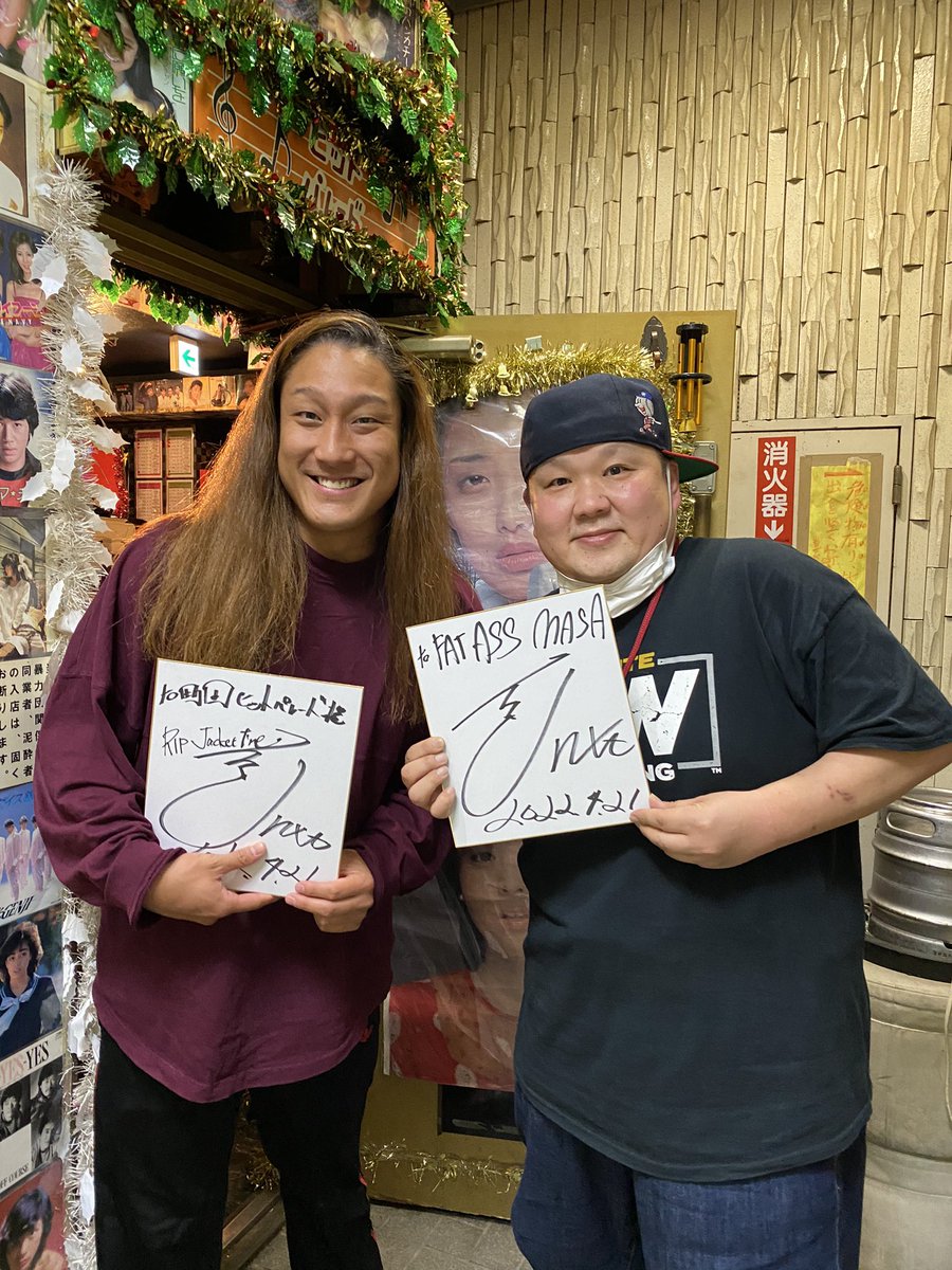 Masa_Anchan1971's tweet photo. 日本に一時帰国中のWWE NXTスーパースターイケメン選手が、町田ヒットパレードに来てくれました😁👍
嬉しかったなぁ〜ベストフレンド🤝
#イケメン二郎 #NXT #WWE #IkemenJiro #JacketTime #fatassmasa #鍋屋黒潮 https://t.co/brQLNW3iBh