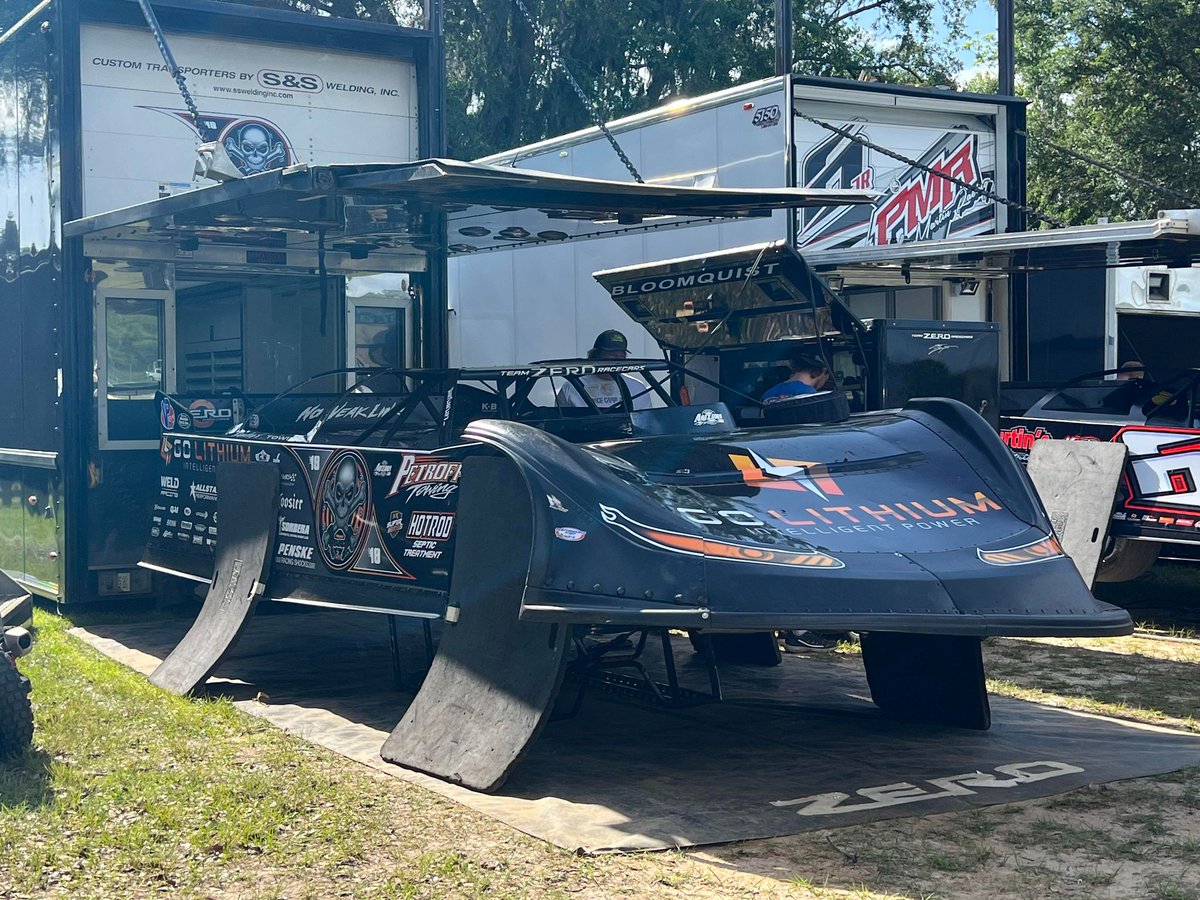xrevents218's tweet photo. We invited some friends to come have some fun with us this weekend in sunny Florida! 🌞

XR Super Series practice tonight at 7 p.m. LIVE at https://t.co/bSkeqoLUMJ https://t.co/NHOjfPvciD