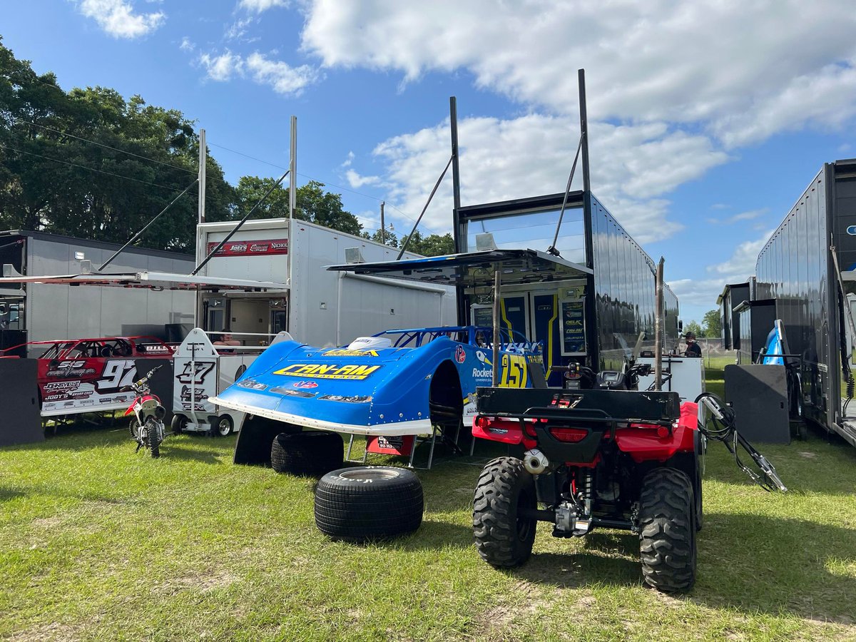 xrevents218's tweet photo. We invited some friends to come have some fun with us this weekend in sunny Florida! 🌞

XR Super Series practice tonight at 7 p.m. LIVE at https://t.co/bSkeqoLUMJ https://t.co/NHOjfPvciD