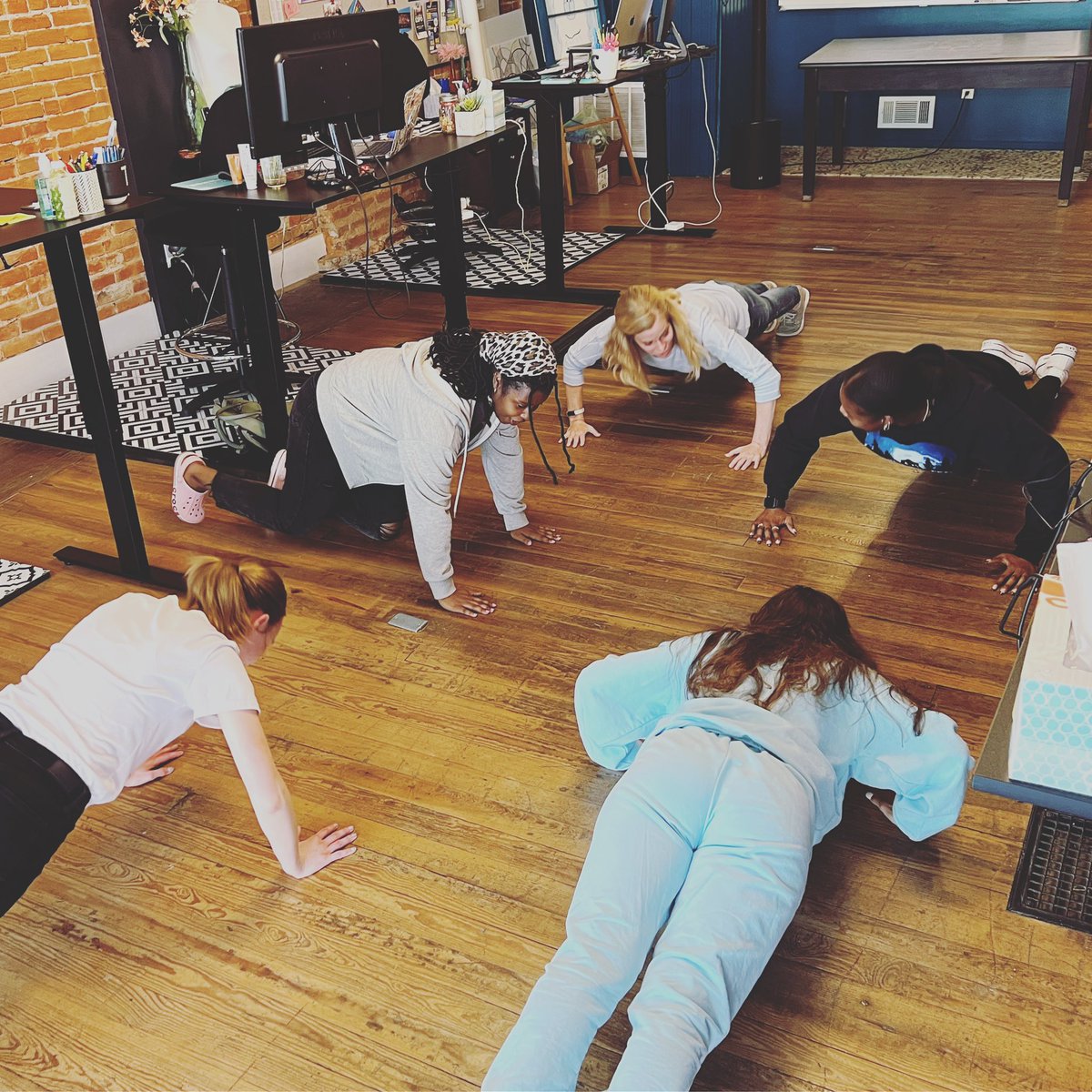 k8manfull's tweet photo. Made the team do push ups today and somehow a little sweat-sesh lifted our spirits. I think it may have been the sunshine too, but, whatever it was, we needed it. #thursdayflex https://t.co/rNpmnf2wvf