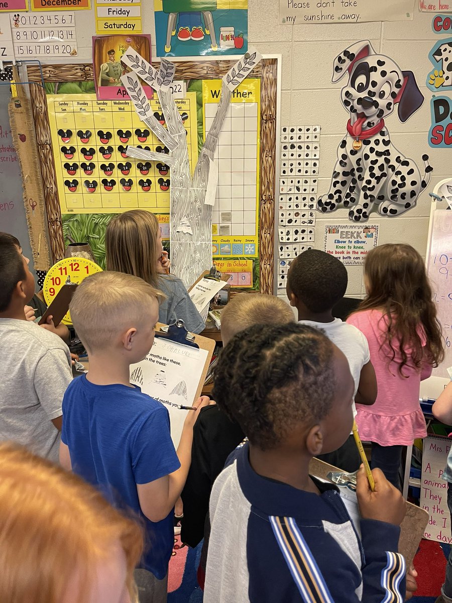 afielder76's tweet photo. Mystery Science is so much fun!!! Camouflage! Can you find the moths on the try and which ones would be in danger first and why! #MESTryathon @MunfordElem https://t.co/lES7tX3R6T