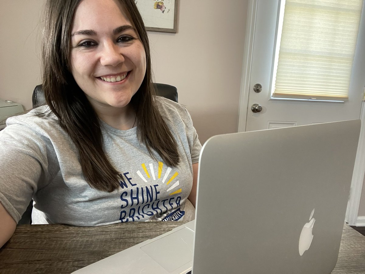 MrsKatieClark_'s tweet photo. It’s Flashes Give Back Week! We have 2/4 service projects done - we wrote notes of encouragement to LGBTQ+ students @ KSU & have donated items of need to Flashes Fighting Hunger! Excited to head to campus on Saturday to complete our last 2 projects 💙💛 #FlashesGiveBack https://t.co/VM6Qgly0dA