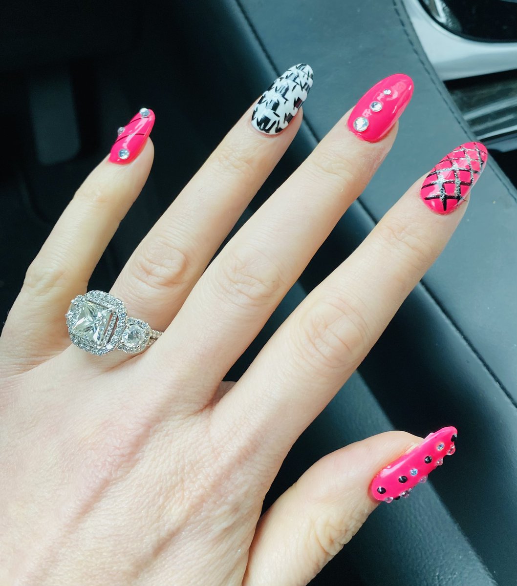 1NDLover's tweet photo. @gwenstefani @gxvebeauty @gwenstefani I always thought it was Houndstooth! https://t.co/jYvfkc7Pwu