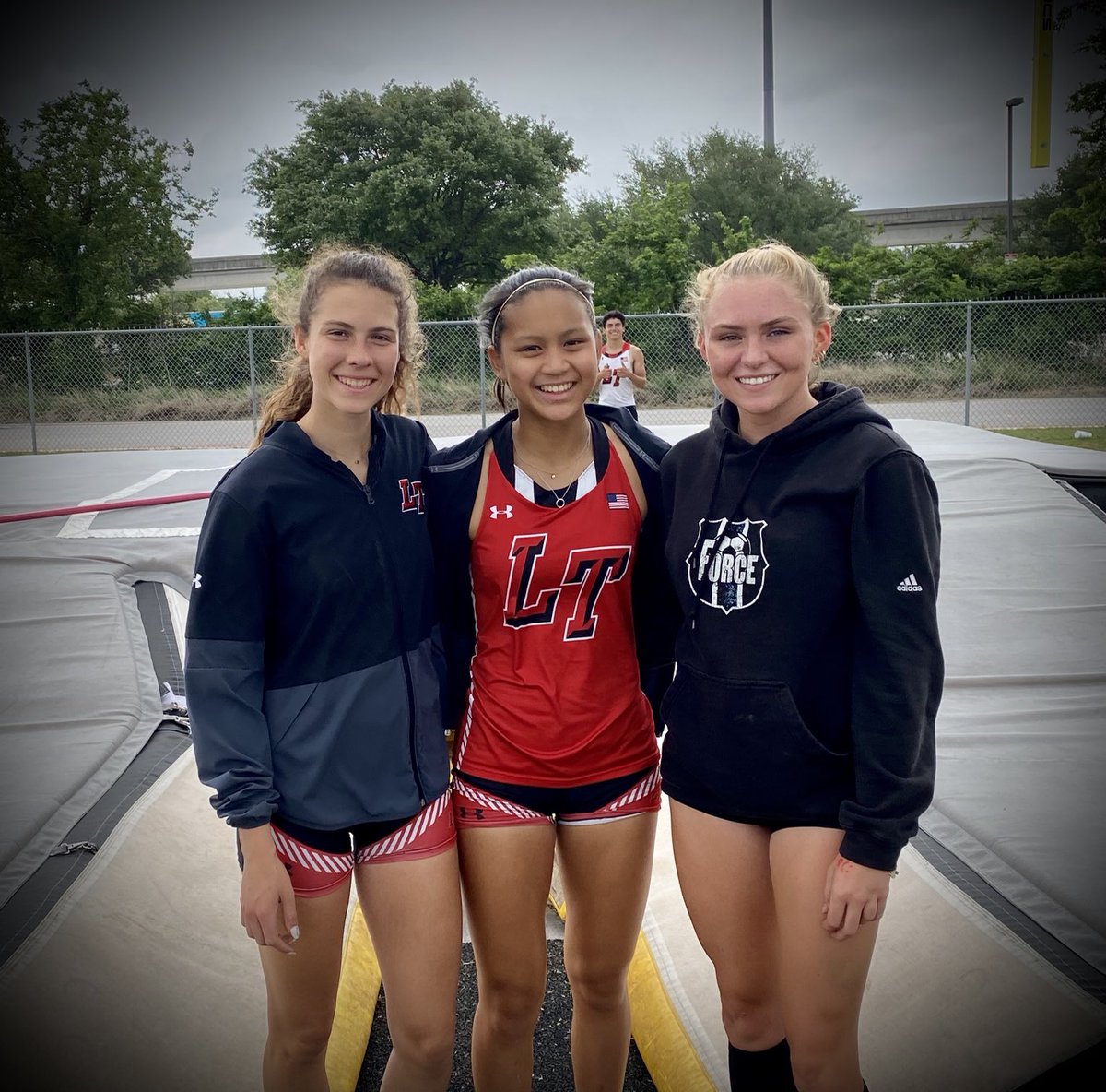LTXCTF's tweet image. Girls go 1, 2, 3 in Pole Vault: Kadē 3rd, Y’Lan 2nd, Emily Area Champ -&amp;gt; Regionals Bound! 💪